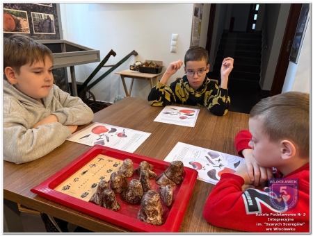 Uczniowie klasy 3b poznają zmiany w przyrodzie 