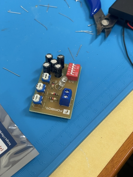 Budowa układu z diodą RGB i „baterią” z kondensatorów