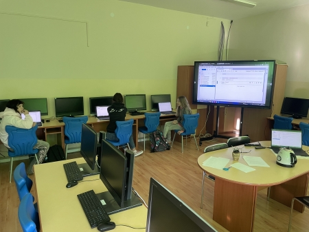 Nowoczesne technologie w naszej szkole: Uczniowie odkrywają możliwości Pracowni AI i środo